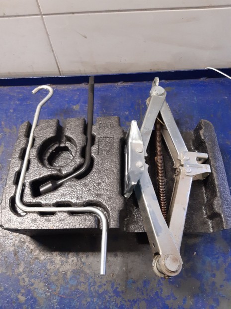 Toyota Corolla (E15) 06-13 Emel� Szett