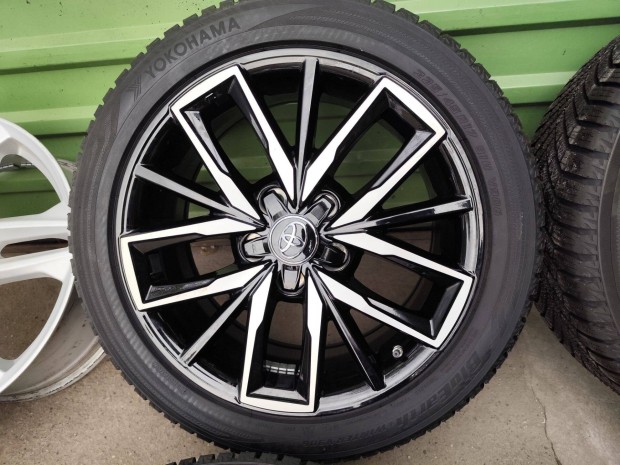 Toyota Corolla e210 2019-től gyári alufelni téligumi 5x114,3 17"