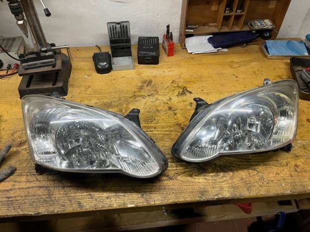 Toyota Corolla f�nysz�r� l�mpa p�r sz�p �llapotban , akci�san