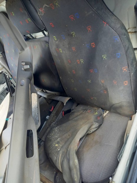 Toyota Dyna 100,150 ülések eladók.