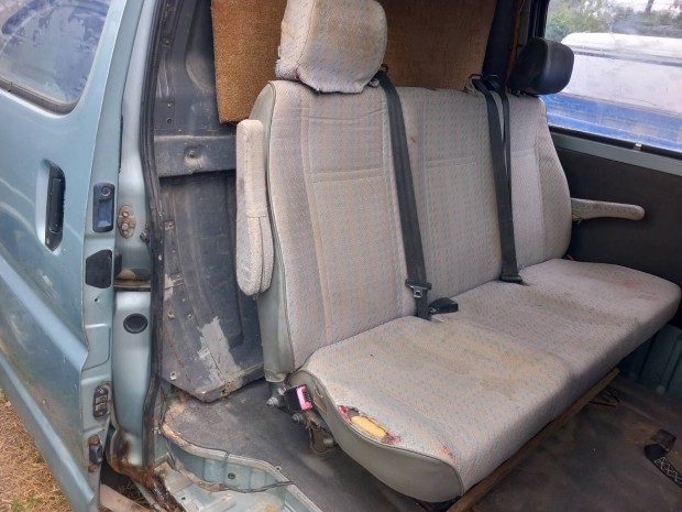 Toyota Hiace középső üléssor bizt. övvel fejtámlával kartámasszal