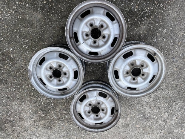 Toyota Hiace lemez felni garnitúra