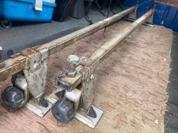 Toyota Hiace tet�s�n, tet�l�c p�rban