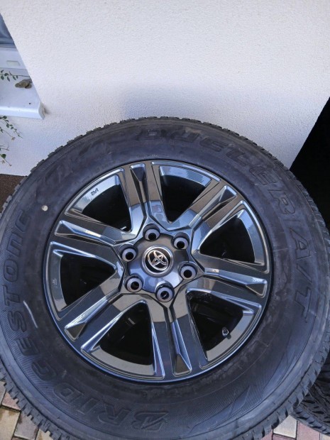 Toyota Hilux 17-es j gyri felni+gumi