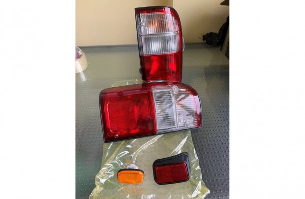 Toyota Hilux 1997-2001 alkatrészek, új hátsó lámpa komplett