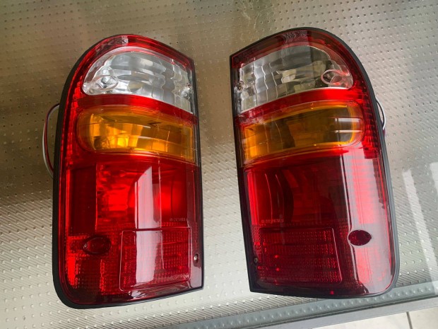 Toyota Hilux 2001-2005 alkatrészek, új hátsó lámpa
