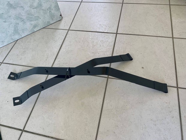 Toyota Hilux 2005-2015 új üzemanyagtartály tank pánt felfogató szett