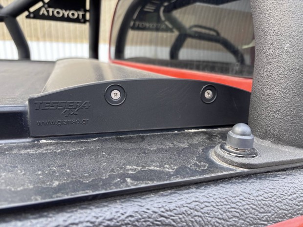 Toyota Hilux buk�cs� rol�val