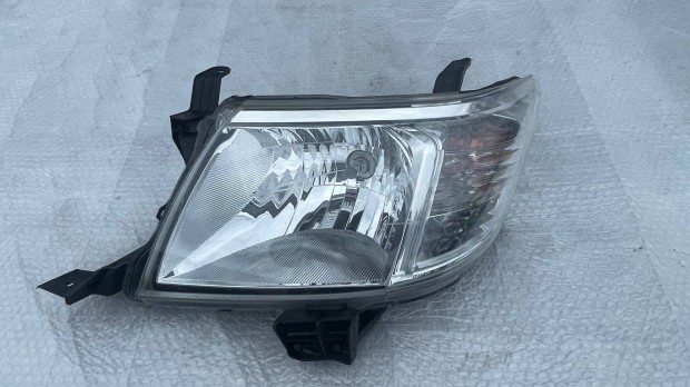 Toyota Hilux első fényszórók lámpák Lumotech OK-18 81110-0K440