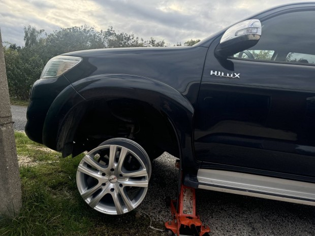 Toyota Hilux s Land Cruiser felni 18zoll 