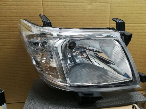 Toyota Hilux fényszóró jobb 2011 -> (H4)
