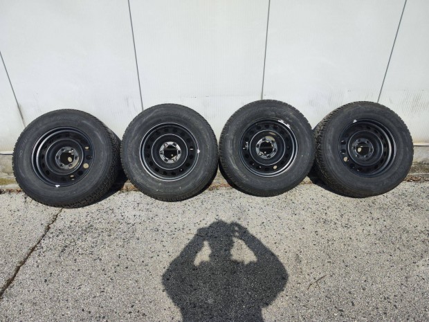 Toyota Hilux gy�ri 17" ker�kgarnit�ra + MT terepgumi