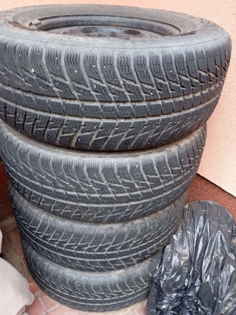 Toyota Hilux gy�ri lemezfelni t�ligumival Debrecenben