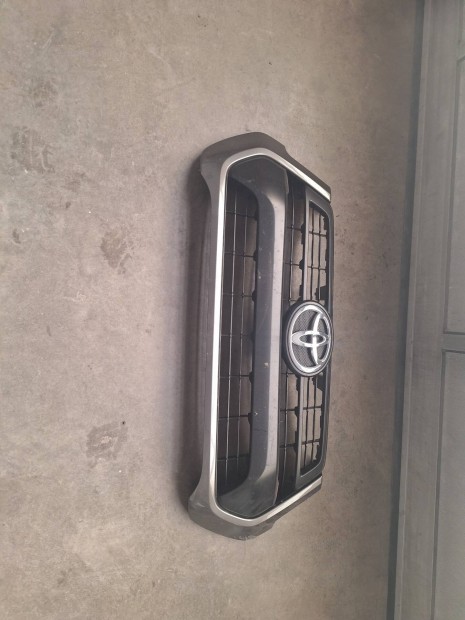 Toyota Hilux hűtődíszrács eladó.