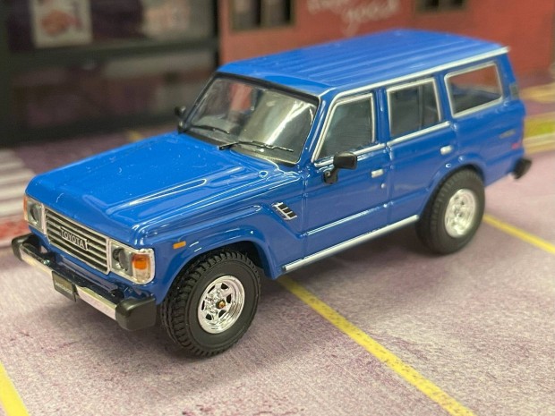 Toyota Land Cruiser FJ60 modellaut - Inno64 1:64 mret