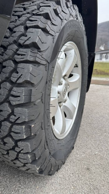 Toyota Land Cruiser alufelni 265/65 R17 A/T terepgumi + ny�ri gumi