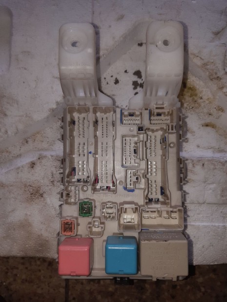 Toyota Prius Biztos�t�kt�bla / Rel� T�bla