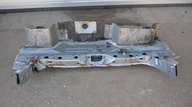 Toyota Prius Elad gyri, bontott htfal fenklemez