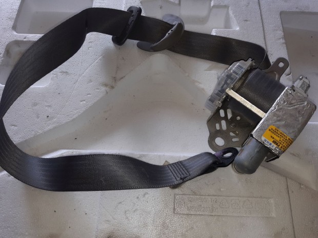 Toyota Prius Jobb Els� Biztons�gi �v