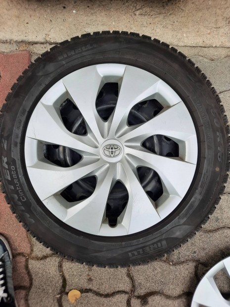 Toyota Prius Plus aclfelni  tli gumi elad 