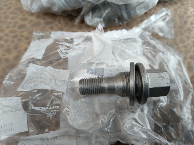 Toyota Proace alufelni kerkcsavar, gyri j!