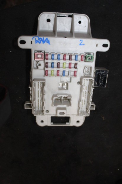Toyota Rav4 II biztosíték tábla motortér 0599-4108