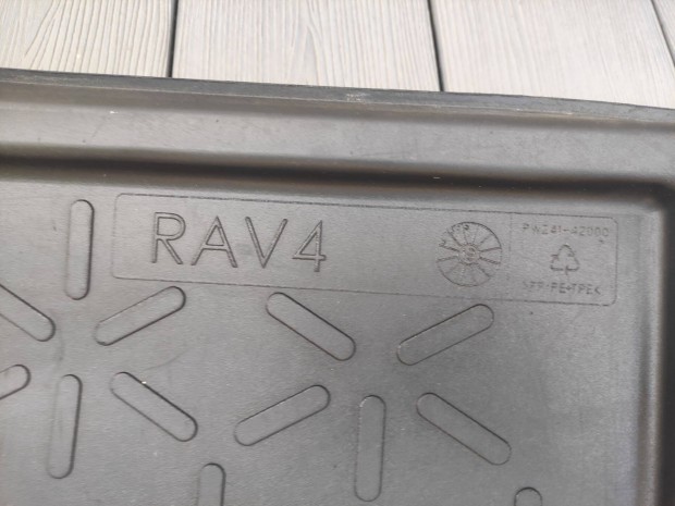 Toyota Rav4 gyári csomagtértálca