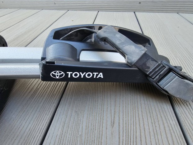 Toyota Rav4 gyári kerékpártartó