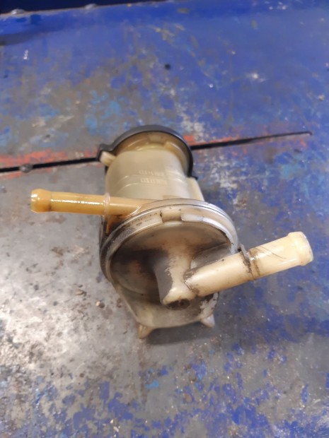 Toyota Rav 4 00-05 Szerv� Olaj Tart�ly