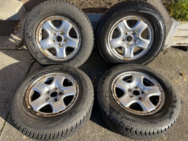 Toyota Rav 4 5x114,3 16" lemezfelni garnitúra 215/70r16 téli gumikkal