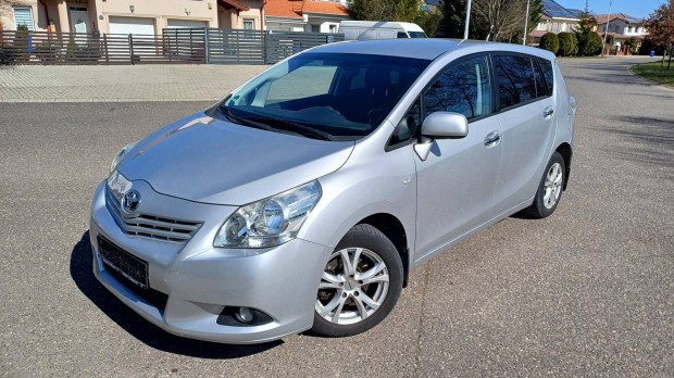 Toyota Verso 1.8 Sol 131E KM - Szervizkönyv!