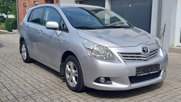 Toyota Verso 1.8 Sol 131E KM - Szervizkönyv!