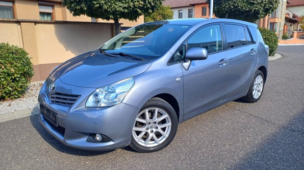 Toyota Verso 1.8 Style Navi Navi - Szervizkönyv...