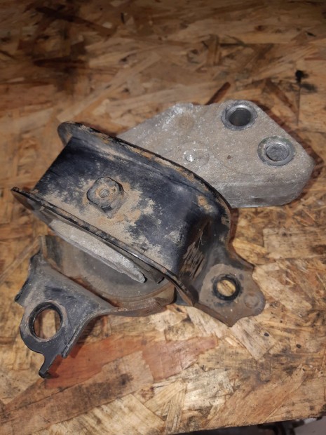 Toyota Yaris 05-10 Motortartó Bak