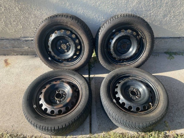 Toyota Yaris 15" lemezfelni tli s ngyvszakos gumikkal