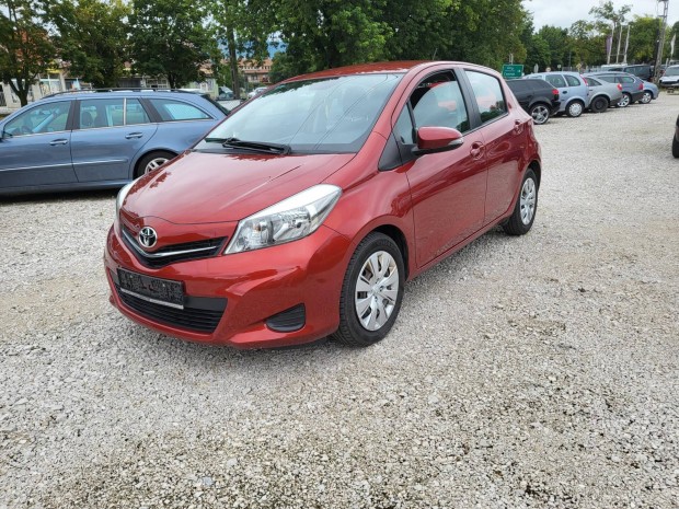 Toyota Yaris 1.0 Active Vezetett Szervizkönyv.1...
