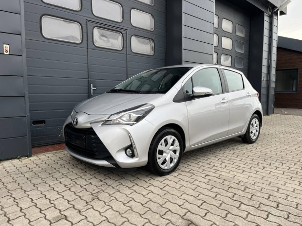 Toyota Yaris 1.0 VVT-i Comfort Szervizknyv / K...