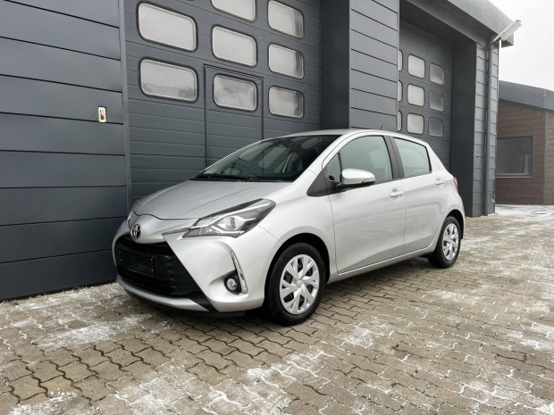 Toyota Yaris 1.0 VVT-i Comfort Szervizknyv / K...