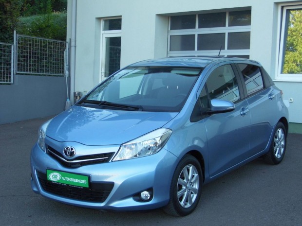 Toyota Yaris 1.33 Executive Szervízkönyv-Navigá...