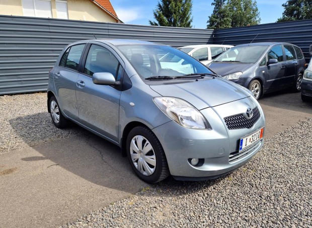 Toyota Yaris 1.3 Terra szervízkönyv -Friss műsz...