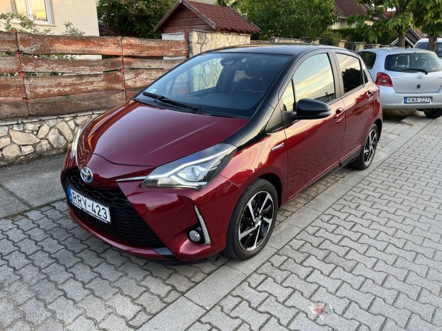Toyota Yaris 1.5 VVT-i Hybrid Selection Red e-C...