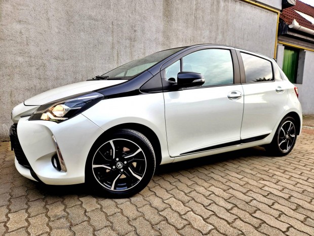 Toyota Yaris 1.5 VVT-i Hybrid Selection White e...