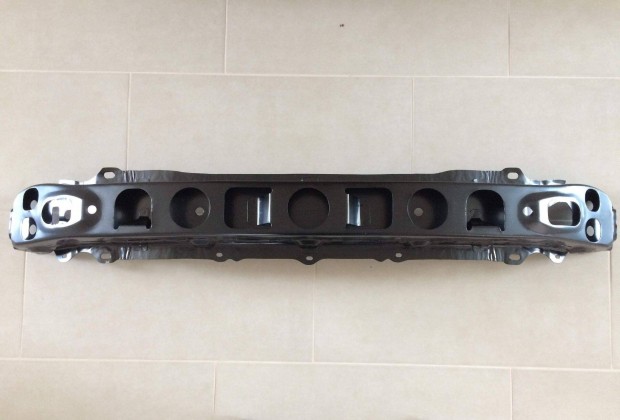 Toyota Yaris 2006- Els� l�kh�r�t� bels� merev�t� (JP)