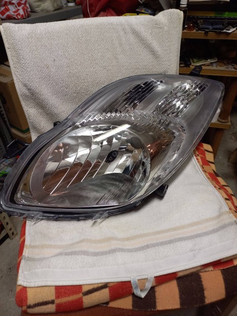 Toyota Yaris 2009.-2011. Fényszóró H4 bal króm házas V-tip. (motoros)