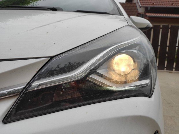 Toyota Yaris 2014-2020 jobb-bal els� f�nysz�r� led-hib�s elad�