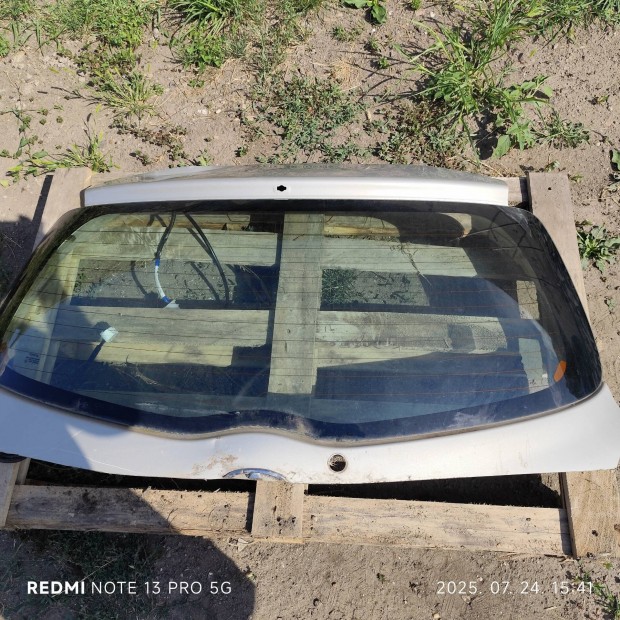 Toyota Yaris 2 hátsó szélvédő.
