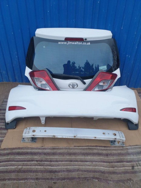 Toyota Yaris 3 III 2011- gyári bal, jobb hátsó lámpa, csomagtér ajtó
