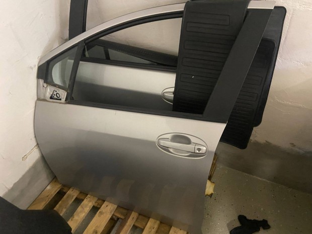 Toyota Yaris 3 bal első-hátsó ajtó