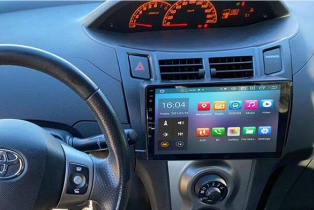 Toyota Yaris Carplay Multimédia GPS Rádió Tolatókamerával
