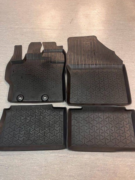 Toyota Yaris Cross gyri gumisznyeg